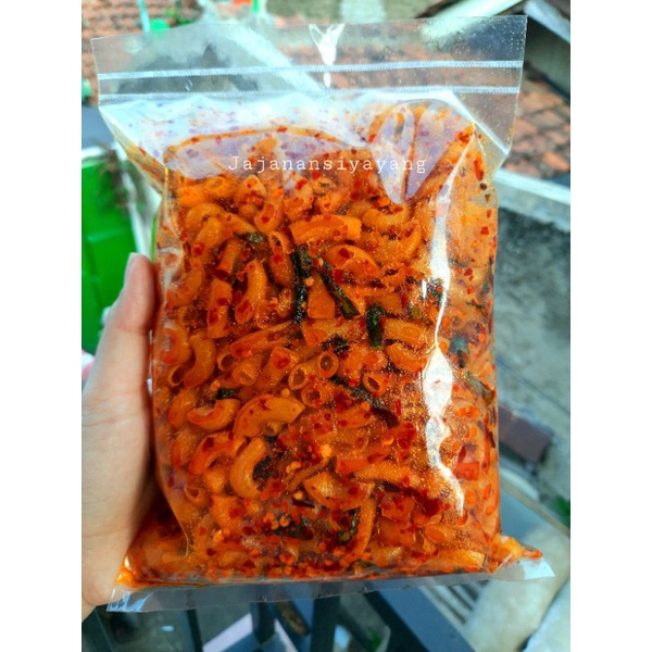 

MAKARONI PEDAS 500GR CIKRUH DAUN JERUK GURIH /KERIPIK KERUPUK MAKRONI BANTAT/JAJANAN BANDUNG/CEMILAN KRIUK