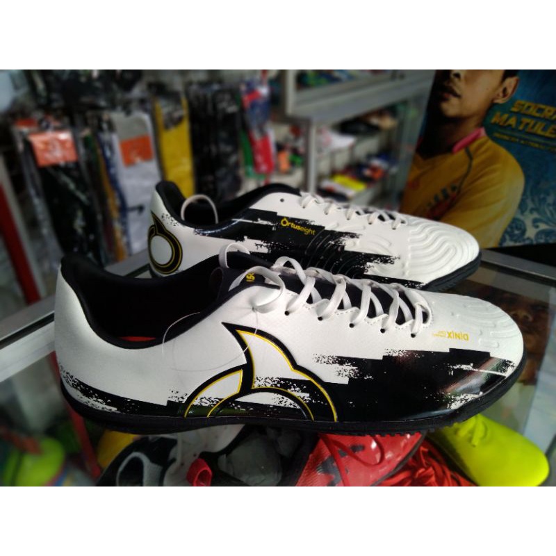 sepatu futsal ortuseight octane in