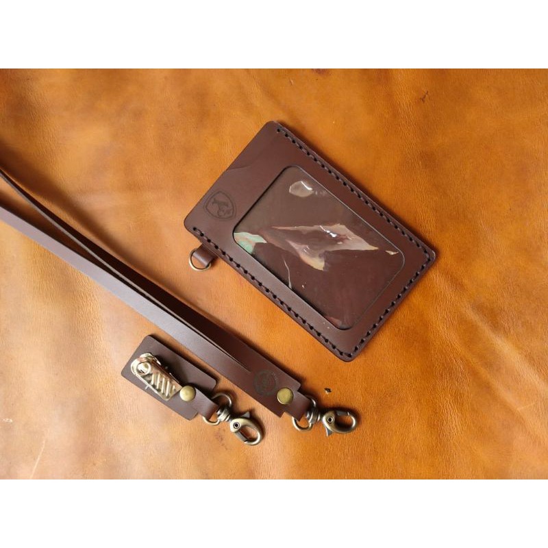 

ID card kulit asli.nametag holder bisa ukir nama dan logo perusahaan