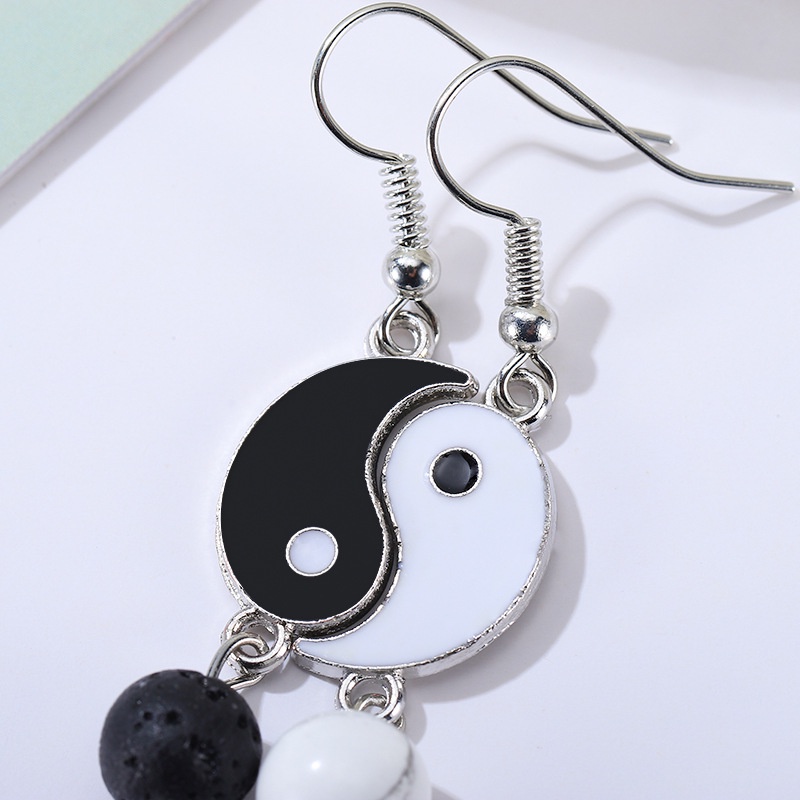 1 Pasang Anting Kait Bentuk Yin Yang Asimetris Bahan Alloy Warna Hitam Putih Gaya China