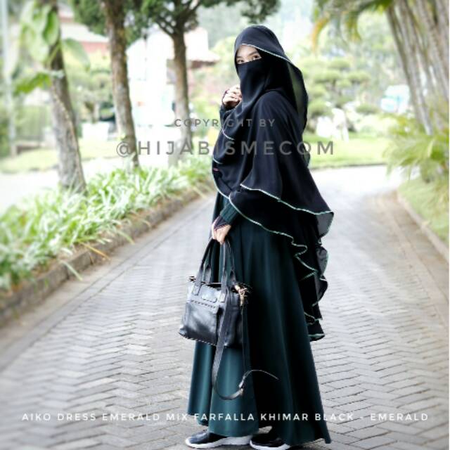 Gamis aiko emerald hijau botol set dengan jilbab farfala hitam lis emerald ori by hijabisme