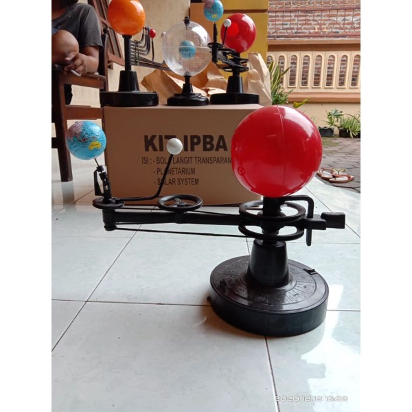 

Planetarium alat peraga pendidikan model planetarium