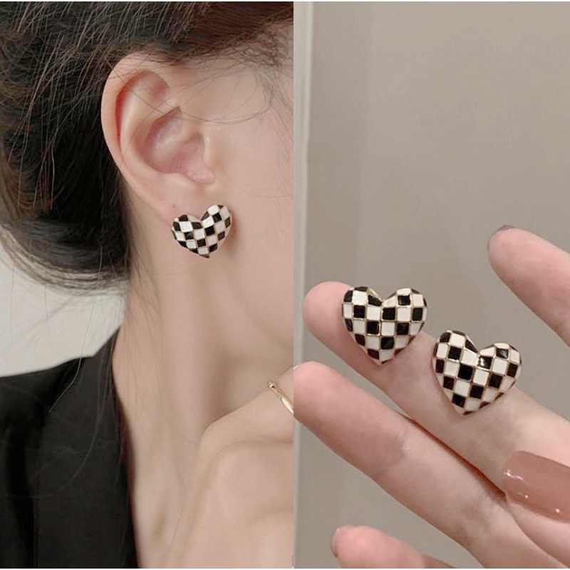 Anting Tusuk Gantung Desain Hati + Papan Catur Warna Hitam / Putih Gaya Mewah Untuk Wanita