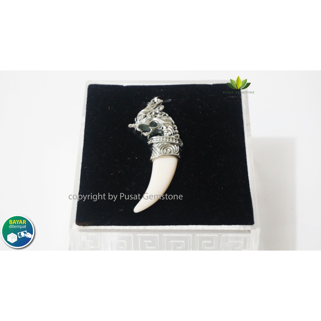 Liontin Taring Kepala Naga