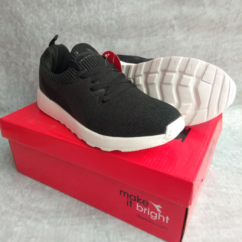 Sepatu Diadora Assolo Men Size 41 & 42  Warna : BlackArt Code :  DIAX20F0406B100% Original ResmiBNIB