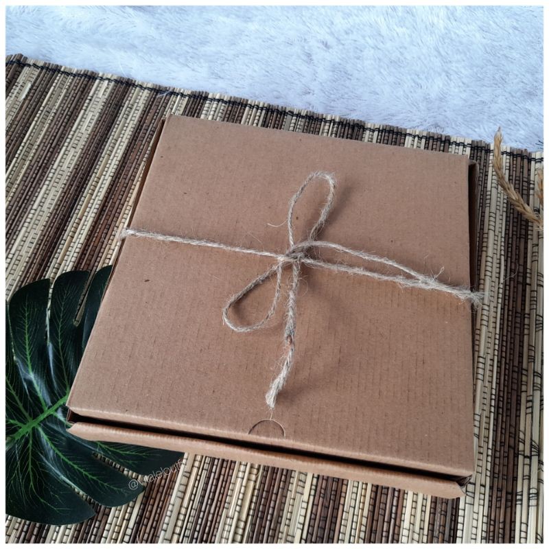 

kotak hampers. kotak kado. ukuran 20x20 cm
