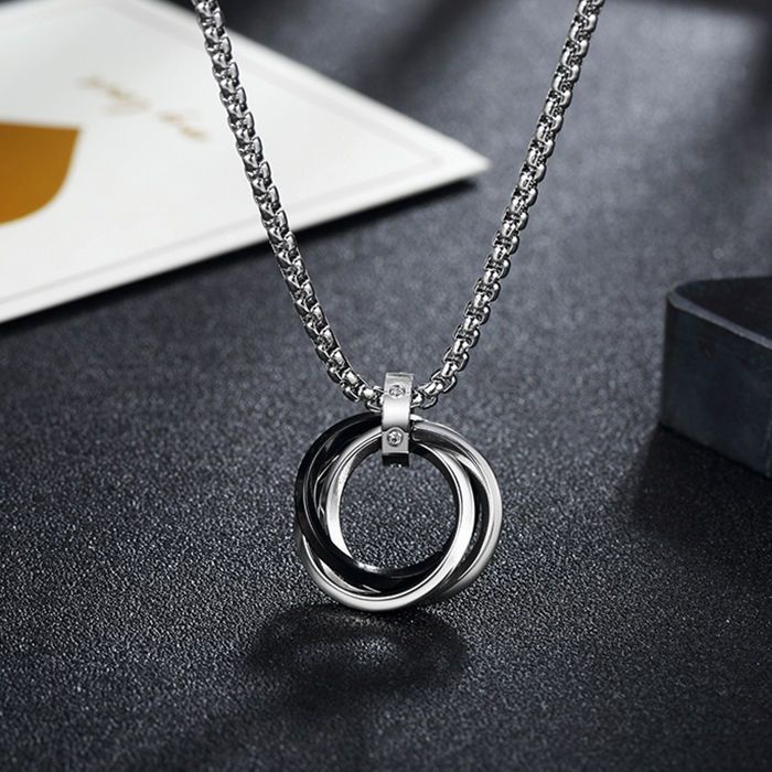 SEALOVE Kalung titanium pria Jepang dan Korea, liontin interlocking tiga cincin yang modis, rantai klavikula kepribadian stainless steel 18k