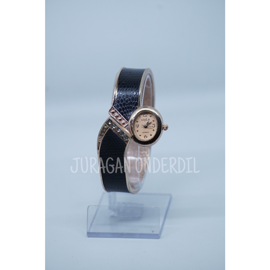 jam tangan wanita model gelang FREE BATRE bisa bayar tujuan COD harap baca deskripsi sebelum order barang