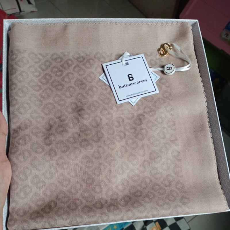 pelunasan Buttonscarves tapis square butter