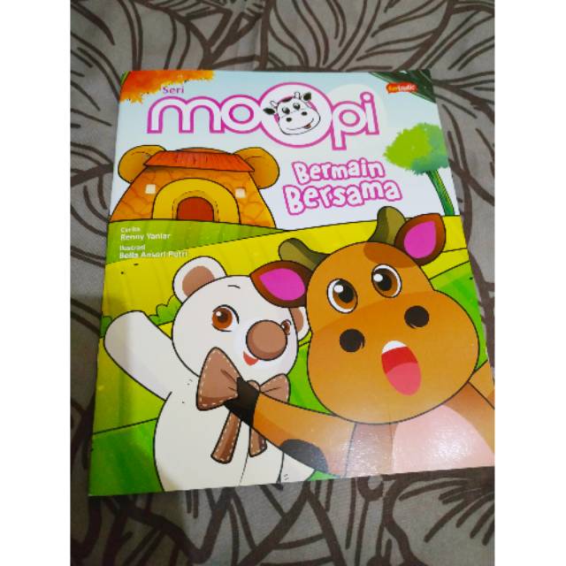Seri Moopi bermain bersama