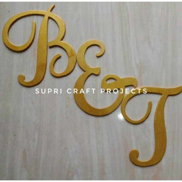 Huruf kayu inisial 15cm untuk backdrop