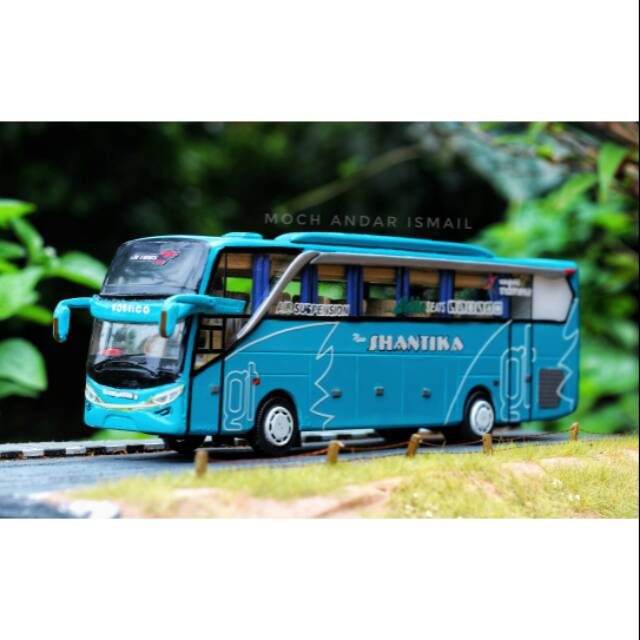 Miniatur bus Shantika skala 50