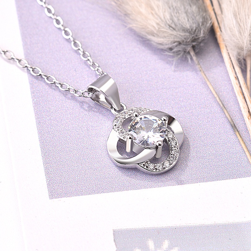 [Ready Stock]Fashion Simple Four-Leaf Clover Pendant Refined Rhinestone Necklace