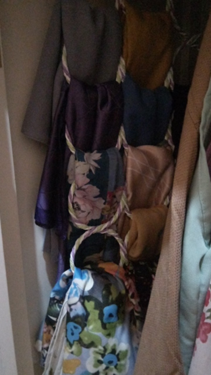 Gantungan Jilbab / Syal 28 Lubang - Hanger Gantung Multifungsi