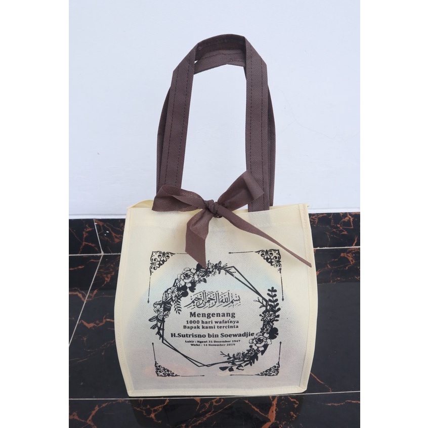 

Tas Souvenir Tahlilan/Hajatan Kotak Sablon Custom Tali Pita Uk Box Nasi 20x20