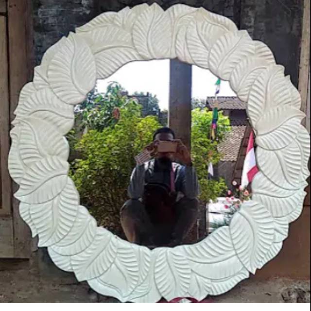 Cermin hias dinding ukiran daun putih