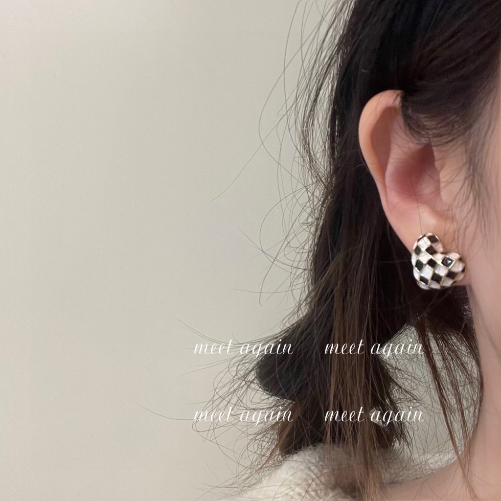 Anting Desain Hati Motif Kotak-Kotak Warna Hitam Dan Putih Gaya Korea