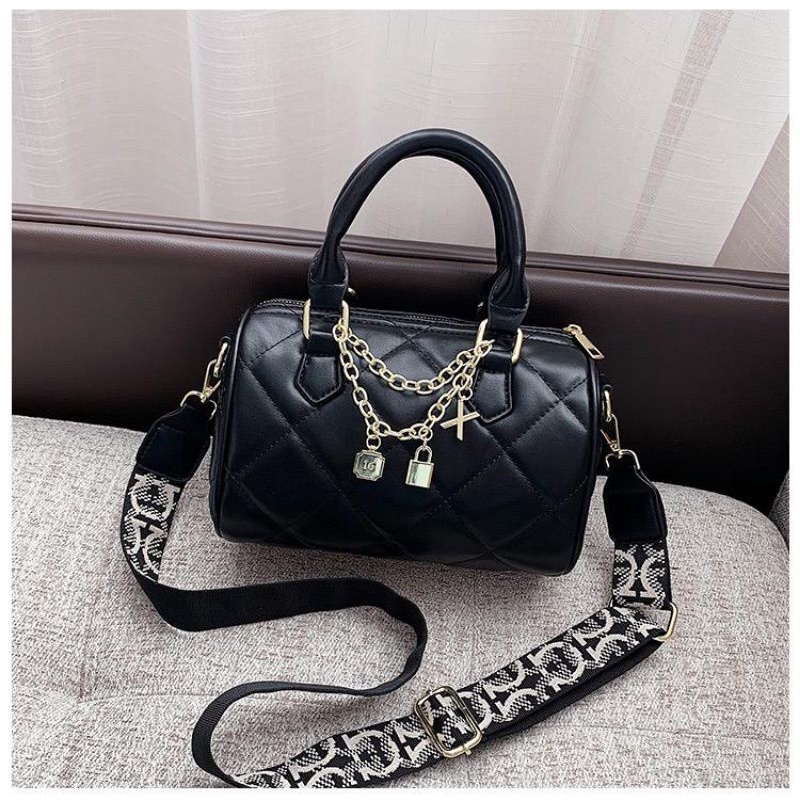 

Kode: ELJ 5709 BlackIDR : 150 rb ukuran: 16 x 23 x 11 cm Bahan : Kulit Pu