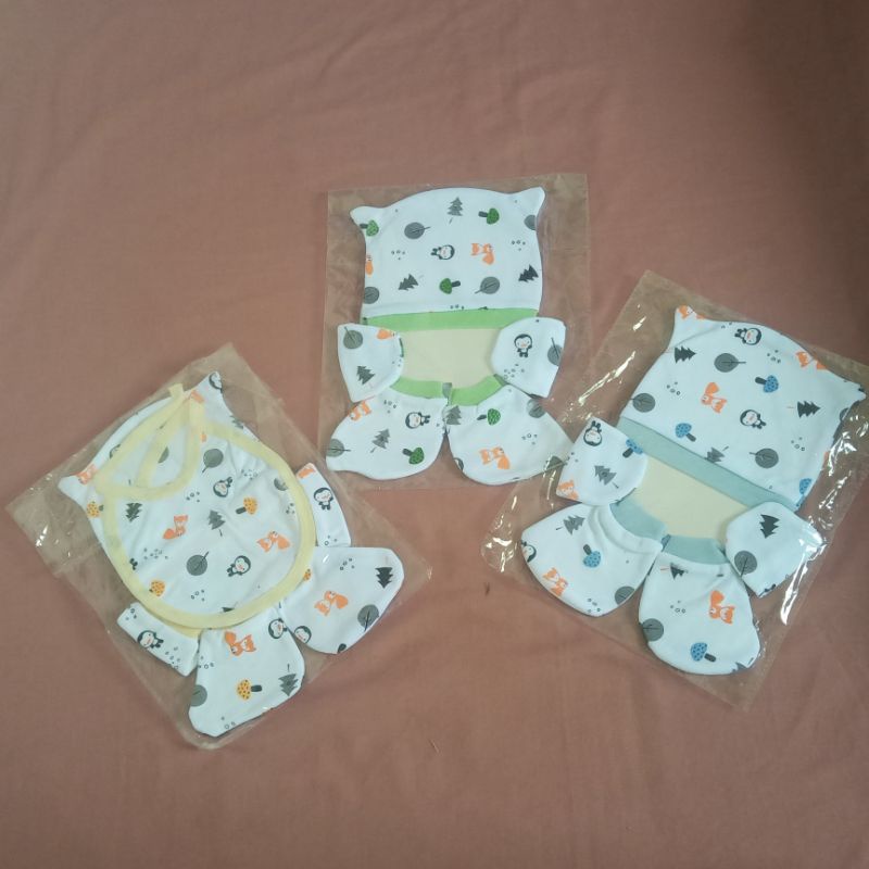 Set Topi Sarung Tangan Kaki dan Slaber Bayi