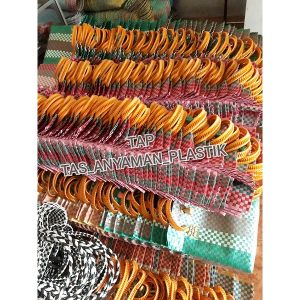 Tas Souvenir Anyaman Plastik Pakai Penutup dan Kancing Warna Kombinasi Ukuran S