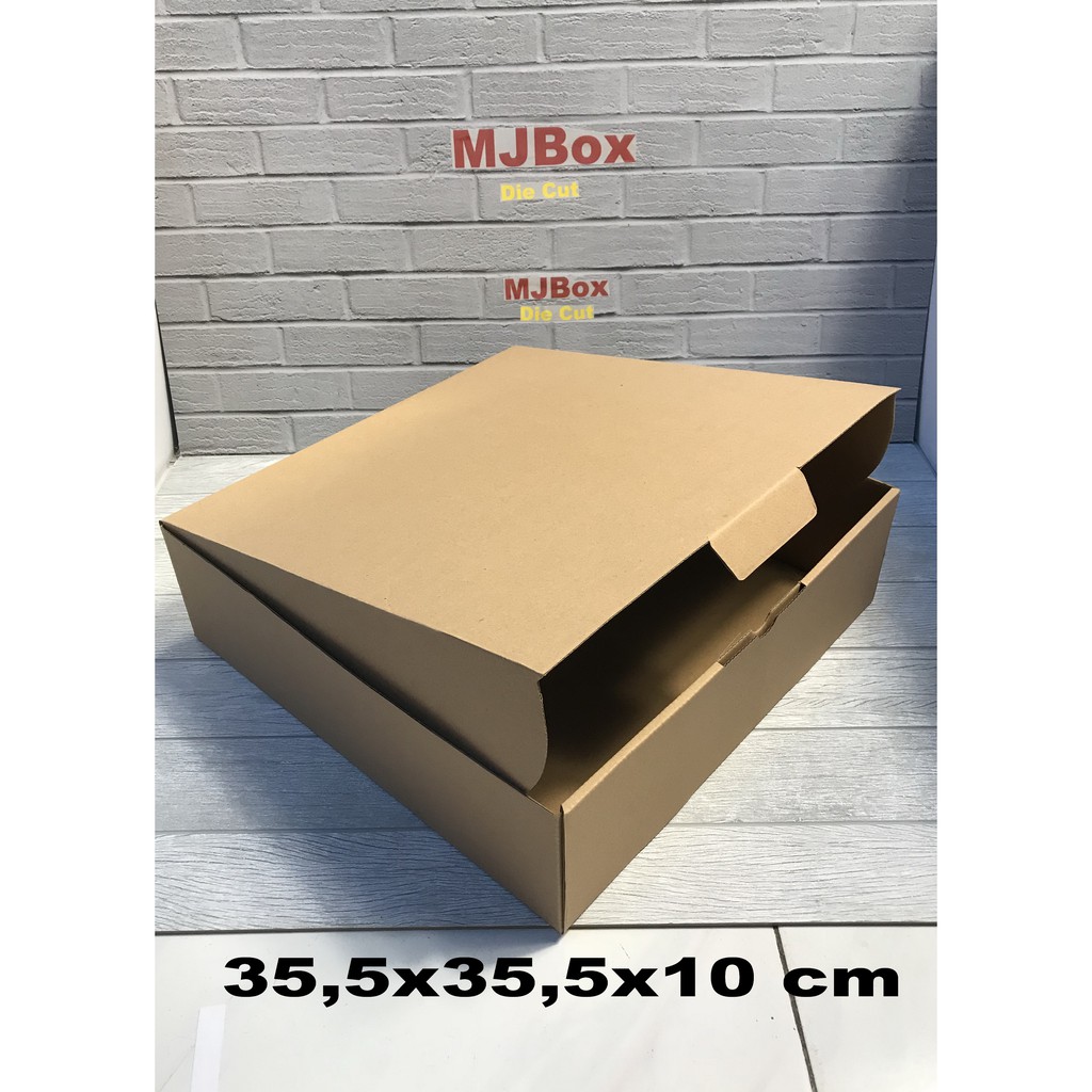 

Kardus. 35,5x35,5x10 cm..........Die Cut ( untuk pembelian di atas 10 pcs harga lebih murah )