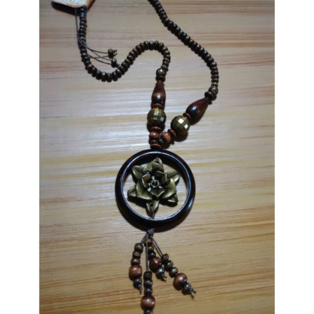 Kalung etnik kayu