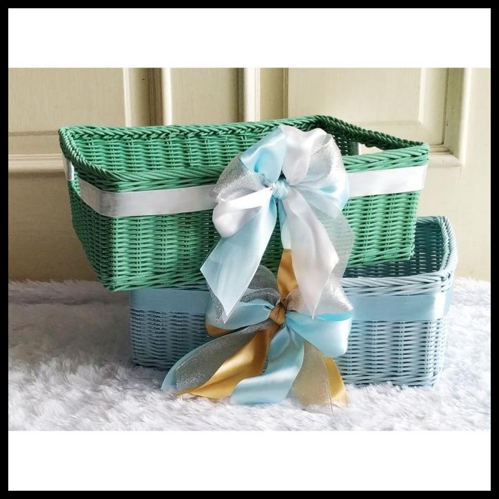 

Keranjang Rotan Kotak ,Hampers /Parcel Dengan Hiasan Pita Cantik