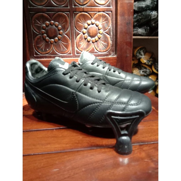 sepatu sepak bola hitam polos pul 6 baut kulit sapi asli