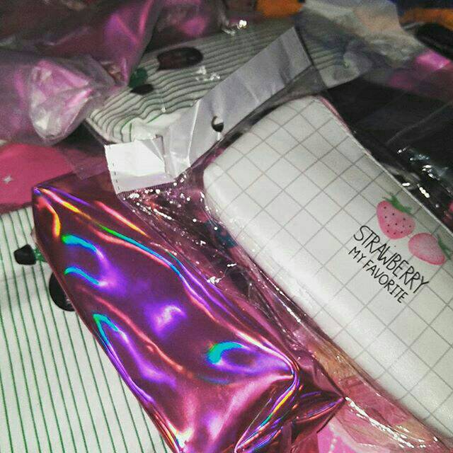 

tempat pensil hologram