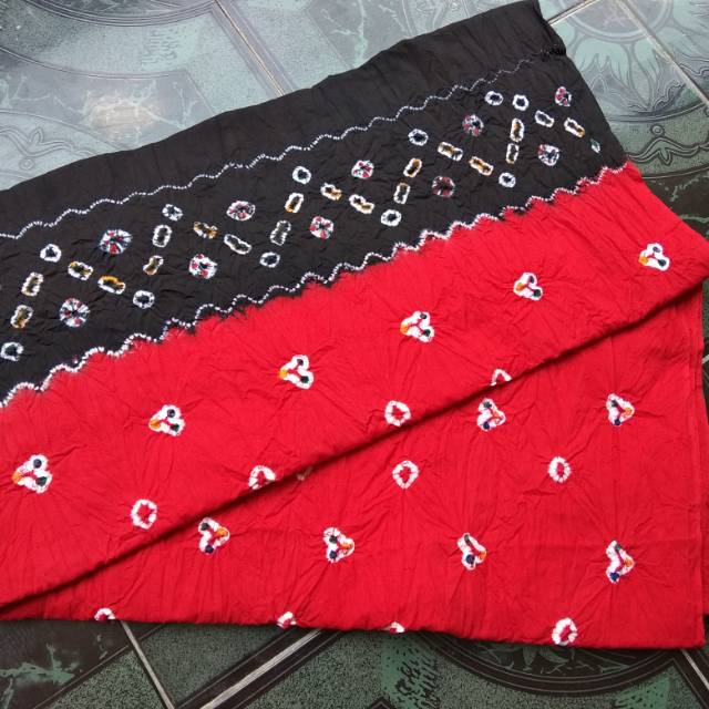 Kain Jumputan Merah Tumpal Hitam