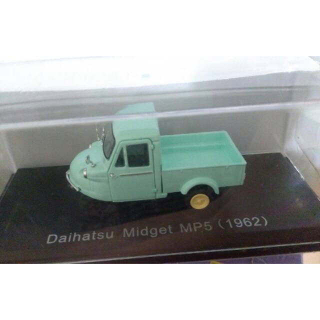 Diecast mobil Daihatsu midget MP5 aka bemo 1962 by norev 1:43 rare