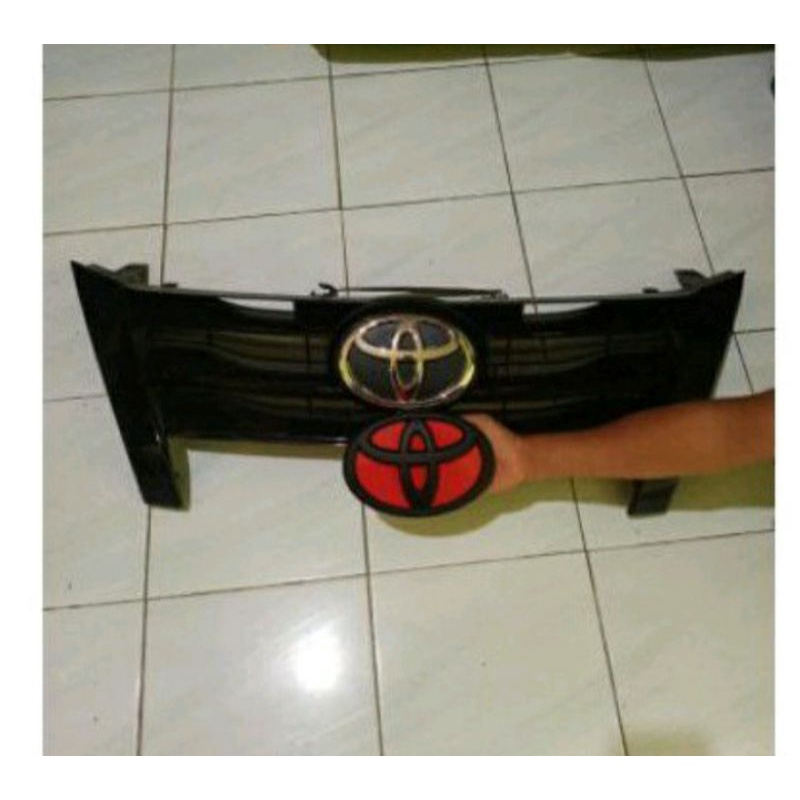 blem logo grill depan Toyota fortuner