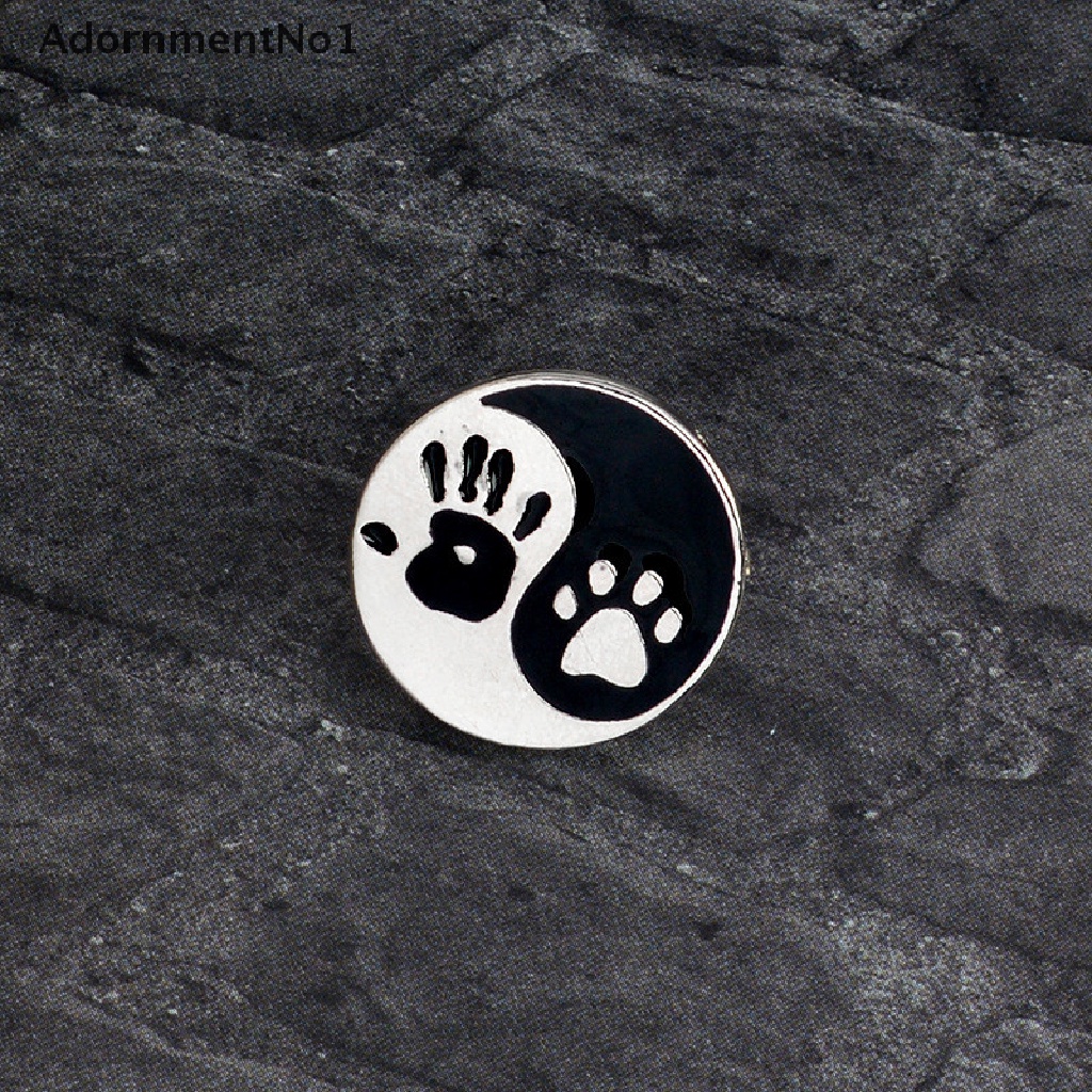 (AdornmentNo1) 1pc Bros Pin Bulat Motif Telapak Kaki Anjing Taiji Warna Hitam / Putih