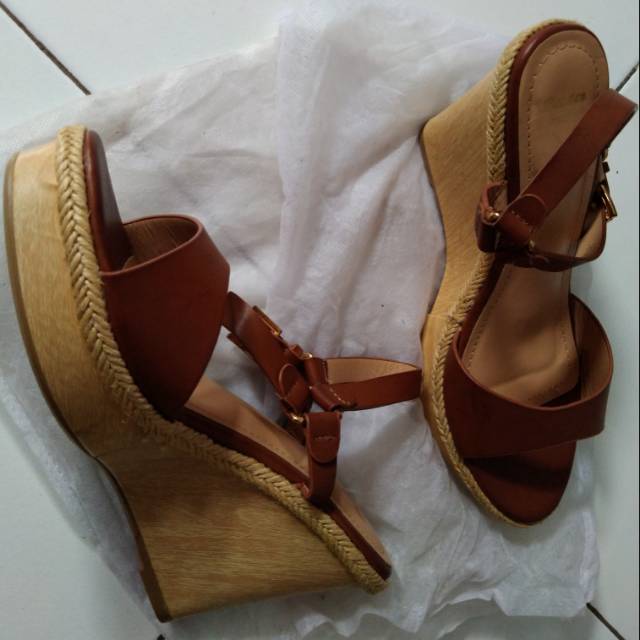 Sepatu Wedges - Bata