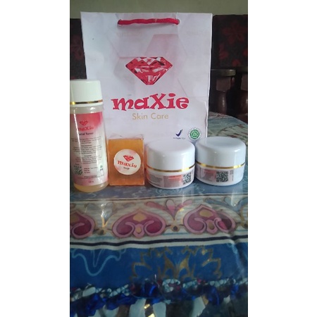 MaXIE GLOW  BPOM ORIGINAL