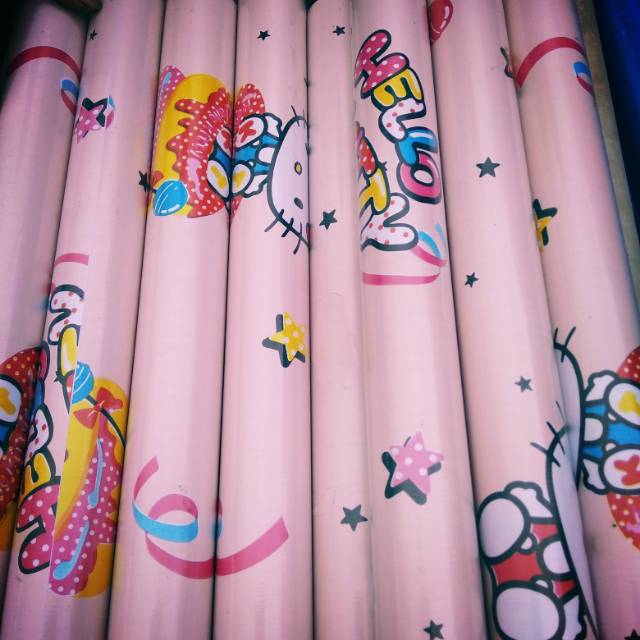 Wallpaper dinding karakter