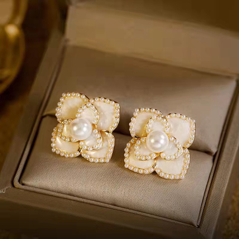 Anting Stud Desain Bunga Camellia Aksen Mutiara Berlian Imitasi Bahan S925 Silver Gaya Retro Untuk Wanita