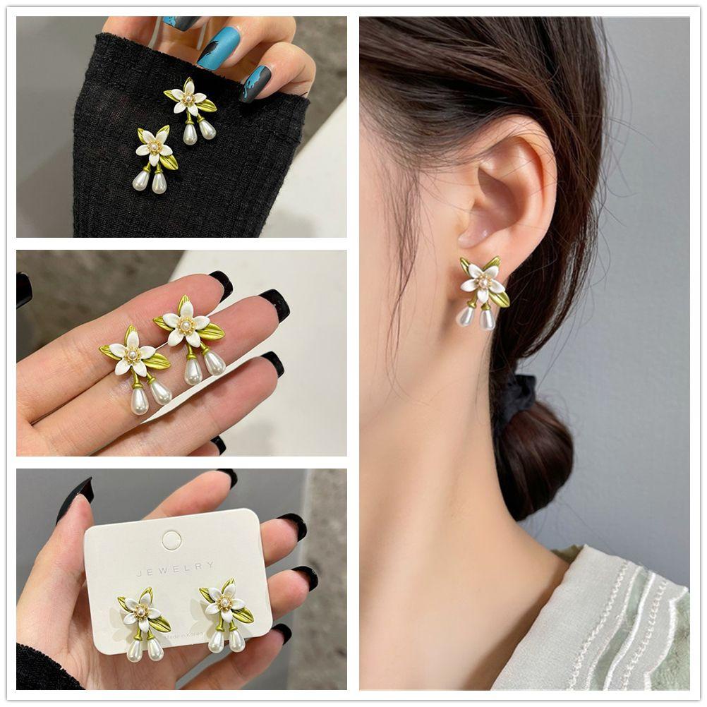 Lily Anting Mutiara Wanita Dikontrak Fashion Geometris Bunga Camelia