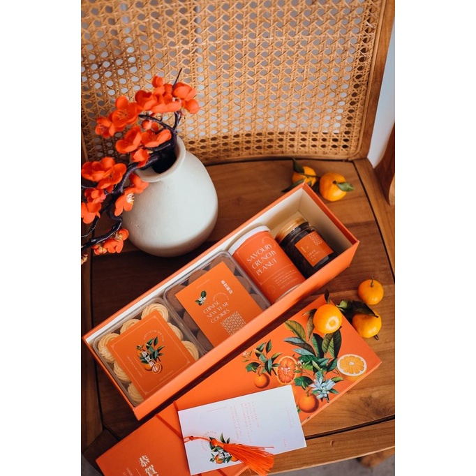 

Tangerine - Thegifthings Hampers Imlek / Parcel Kue Kering Sincia .