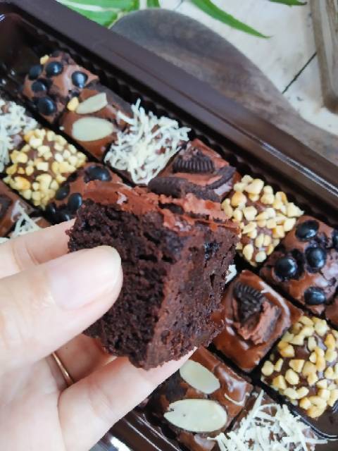 

Exclusive Fudgy brownies/ fudgy brownies / hampers brownies / brownies panggang / brownies skat