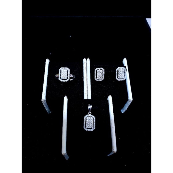 set perhiasan emas putih berlian motif kotak