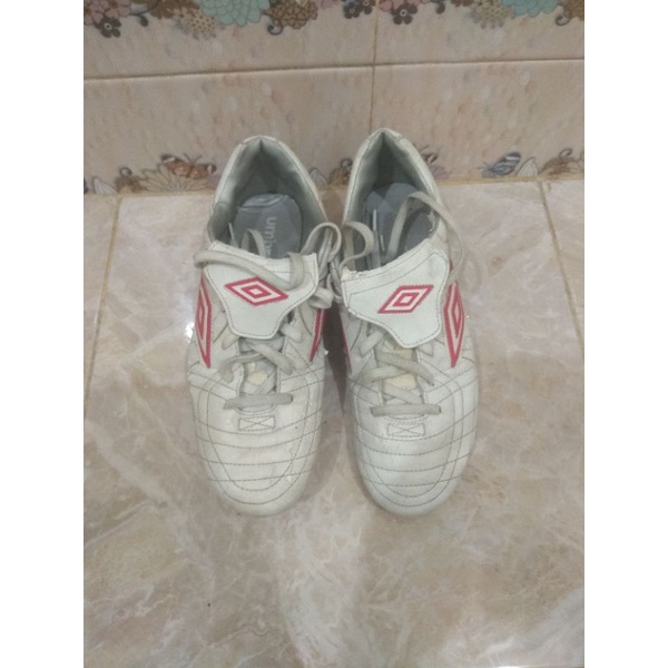 sepatu bola Umbro Speciali original