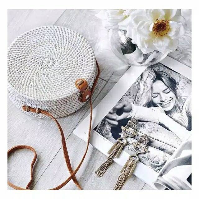 Tas Rotan dg tali Selempang / Motif Flower Putih