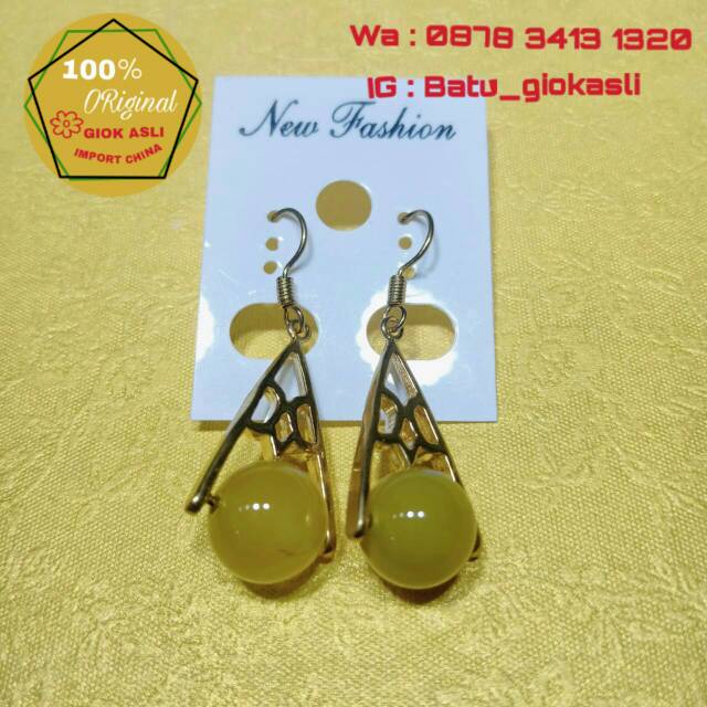 Anting giok kuning