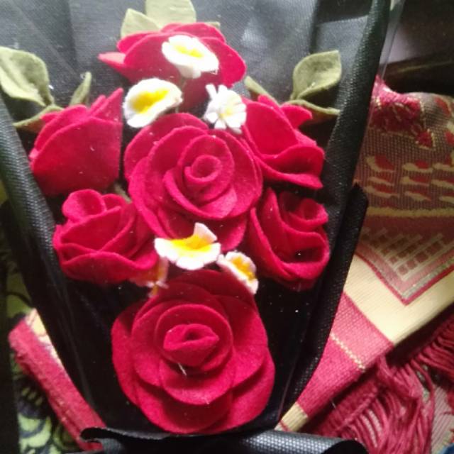 buket bunga merah