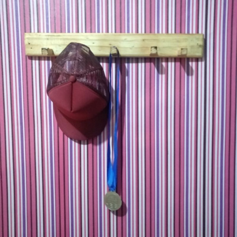 GANTUNGAN BAJU KAYU JATI