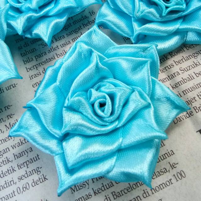 Aplikasi bunga mawar satin biru