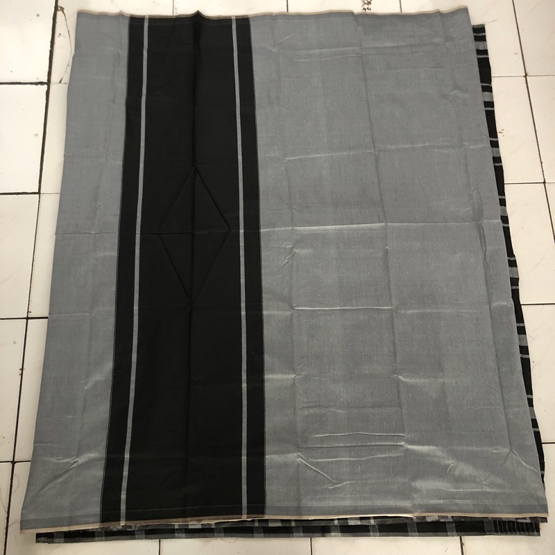 Sarung tenun pria hitam putih