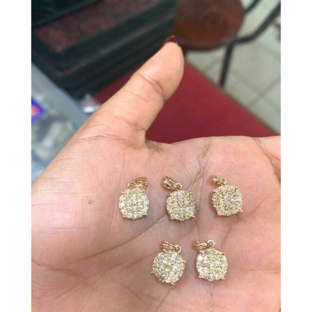 Liontin bulat berlian medan