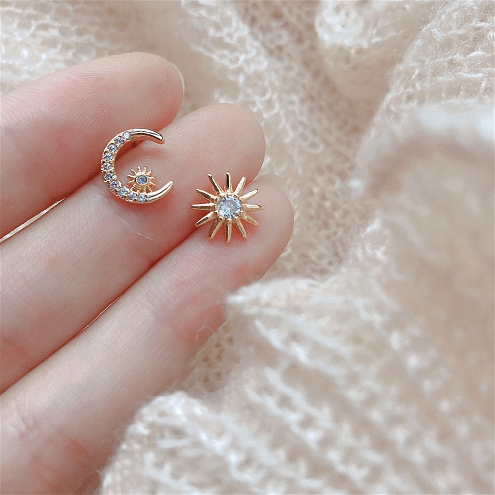 (Aaoottuuoo5.Id) Anting Tusuk Gantung Asimetris Desain Matahari / Bulan Gaya Retro / Elegan Untuk Wanita